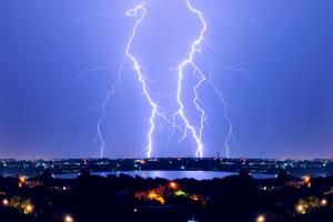 俄乌“随时开战”！“鹰王”布拉德再放“鹰” 黄金冲破1870、美股再遭猛烈抛售