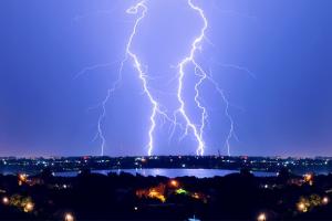 大行情不断！美联储鸽派官员一句话掀起滔天巨澜 美元暴拉逾130点、黄金原油“飞流直下”